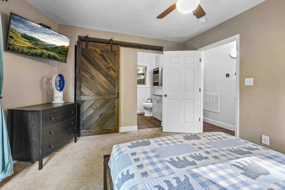 Distiller's Den 2 Bedroom Cabin by RedAwning