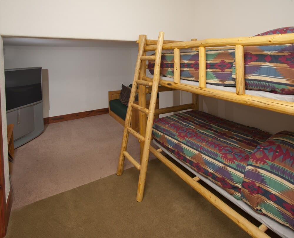 Robason 6 Bedroom Home by RedAwning