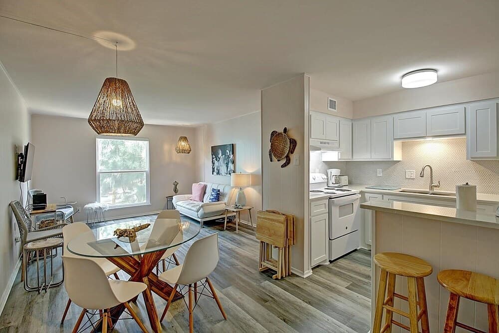 Cozy Isle 2 Bedroom Condo by RedAwning