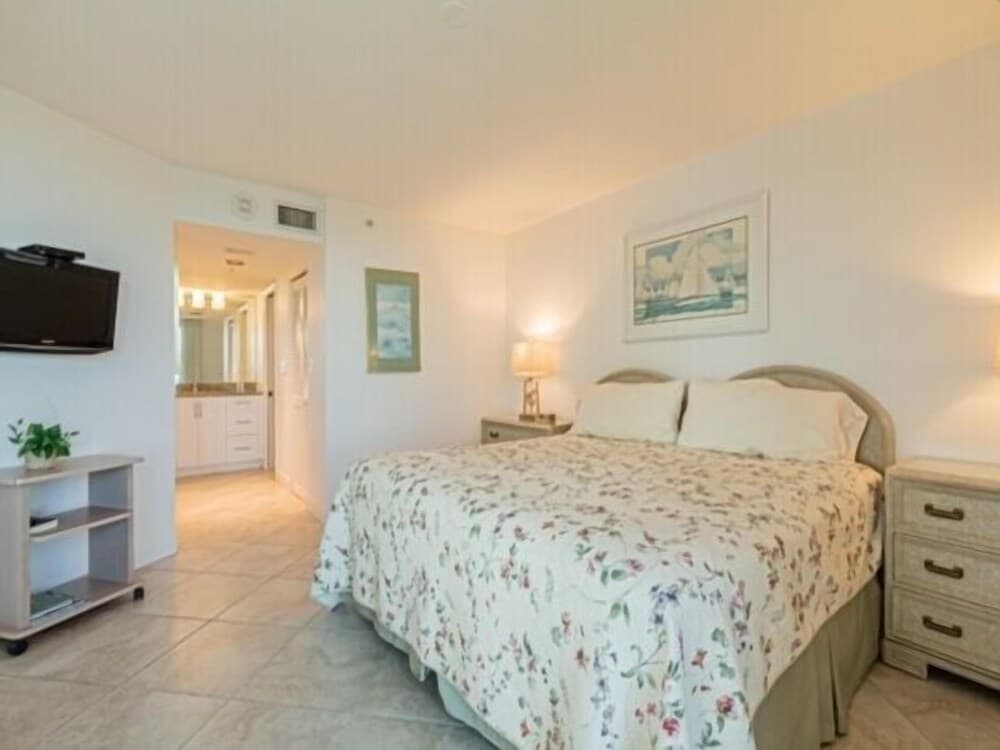 Luxurious Beachfront Condo in Prime Location with Pool and Hot Tub by RedAwning