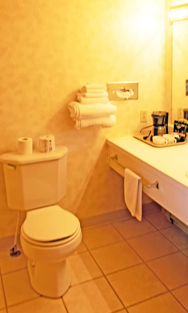 Lake Fanny Hooe Resort-2 Bed With Balcony #22 1 Bedroom Hotel Room by RedAwning