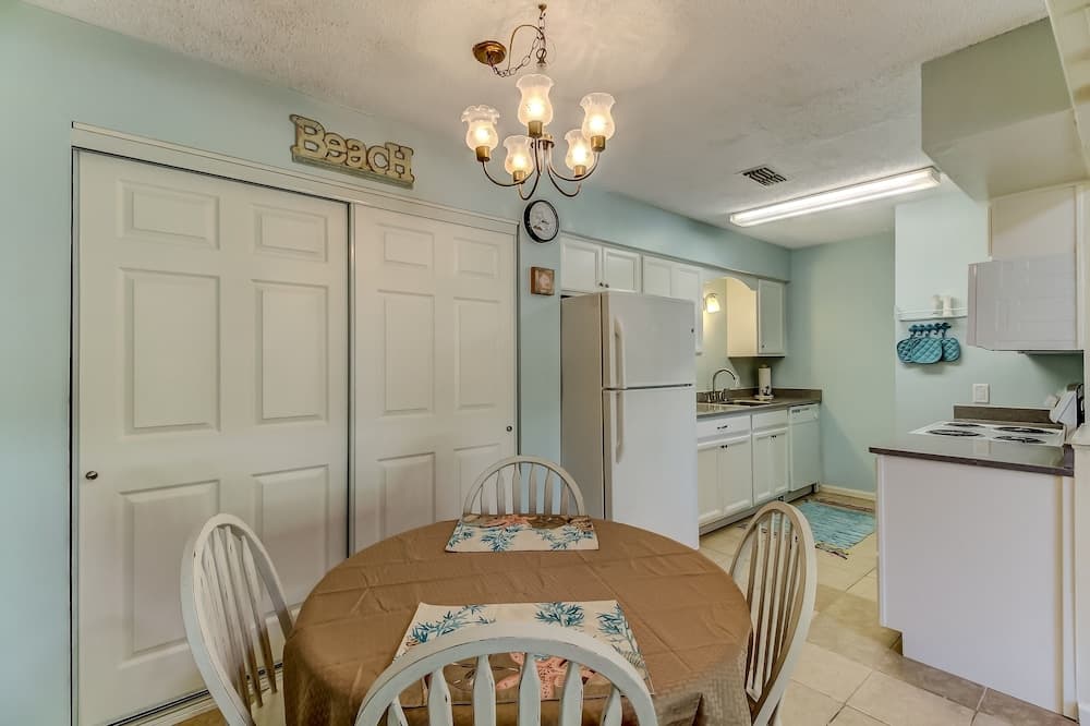 Dog Friendly Condo, Easy Access to Amelia Island Beautiful Beaches by RedAwning