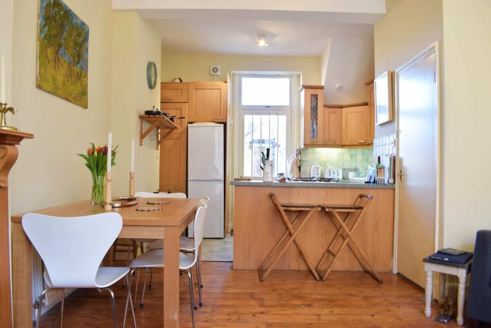 Charming 2 Bedroom Home 3 Near Arsenal Station