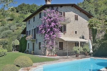 Apartment With Pool Ai Pignoi 1st floor