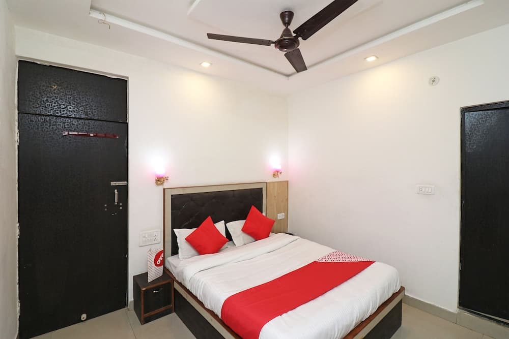 OYO Flagship 24679 Hotel Green House