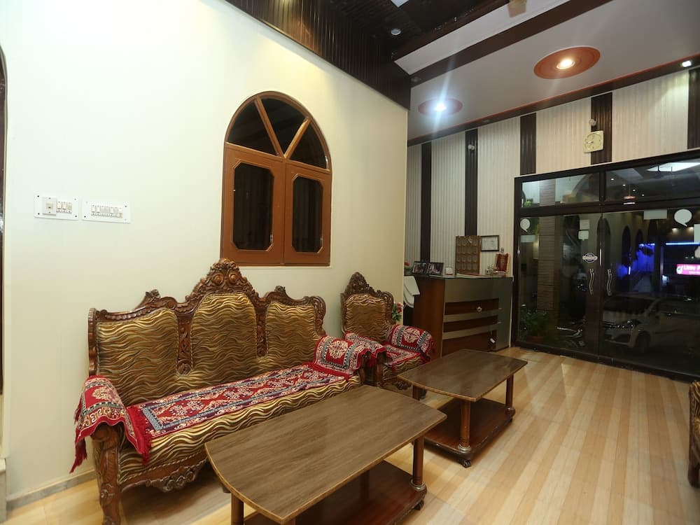 OYO 18641 Hotel Rashmi