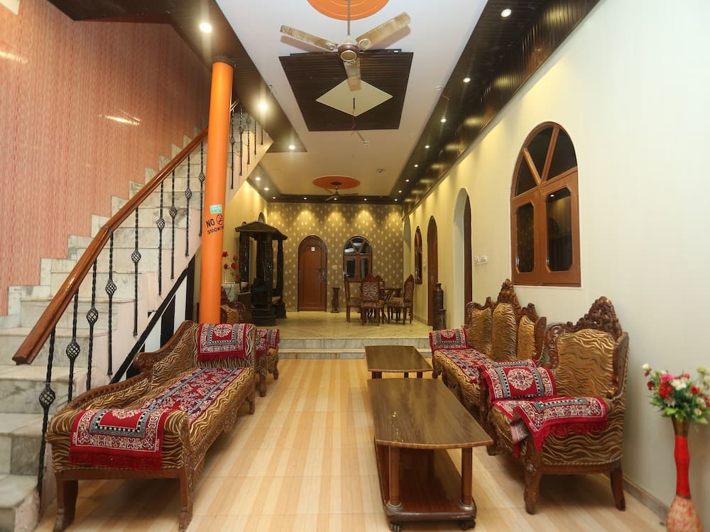 OYO 18641 Hotel Rashmi