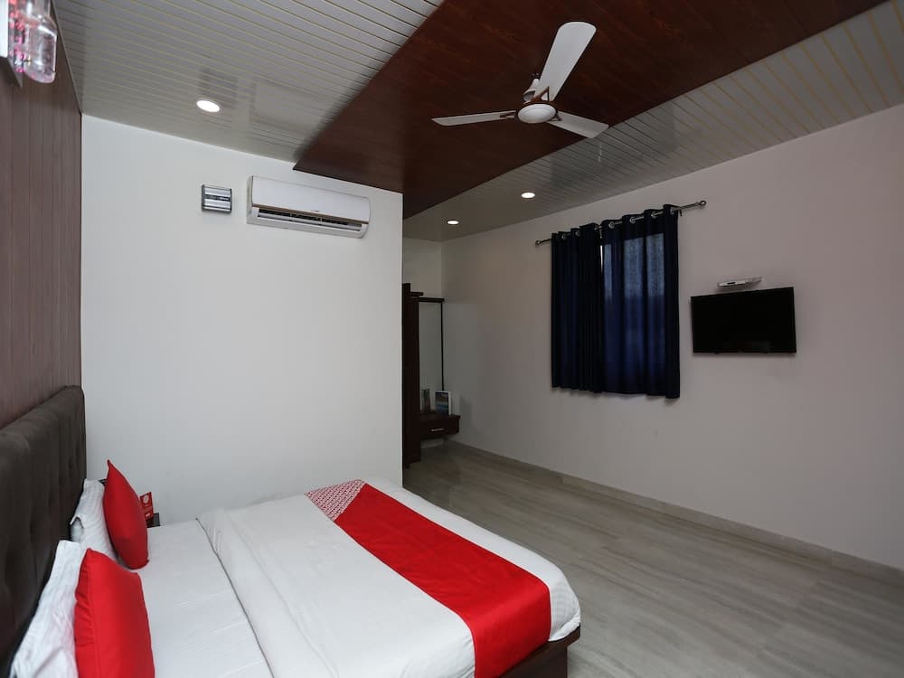 OYO 15839 Hotel Queen Palace