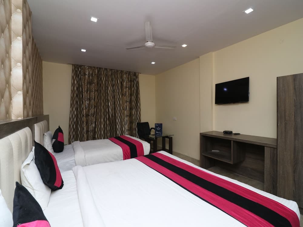 OYO 23595 Hotel Tajway Inn