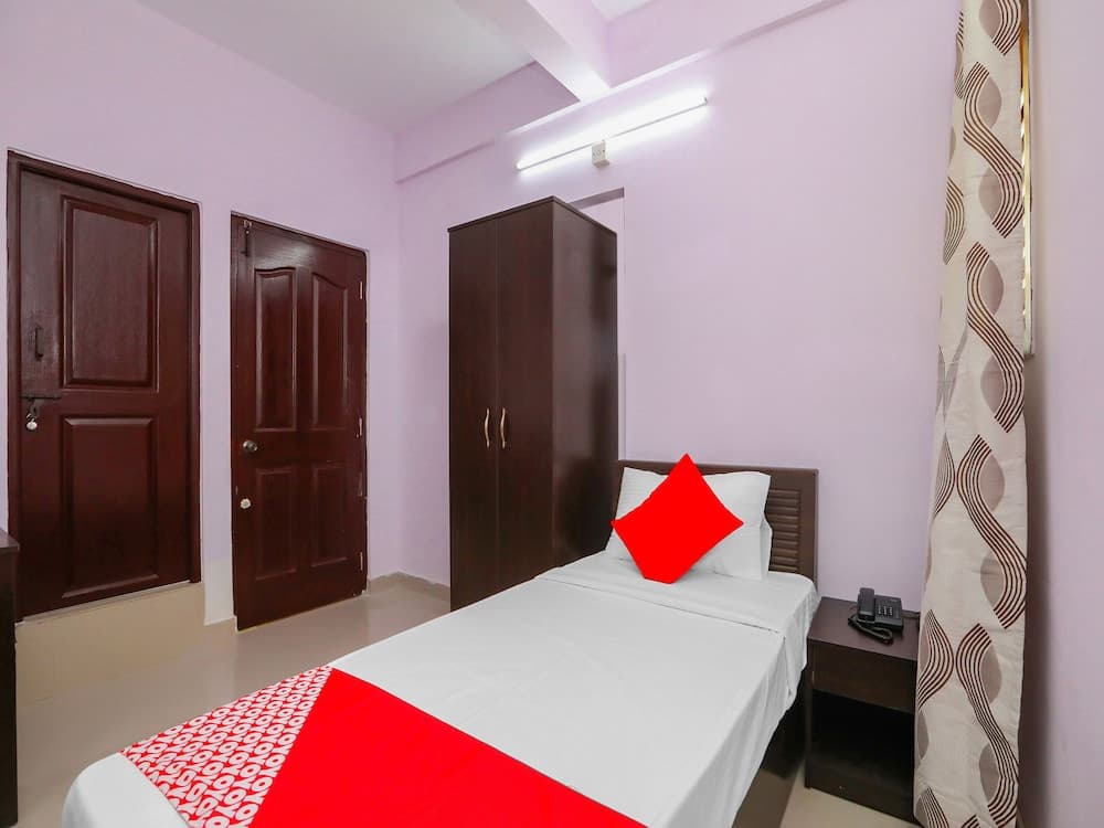 OYO 18600 Krish Lakeside Comforts