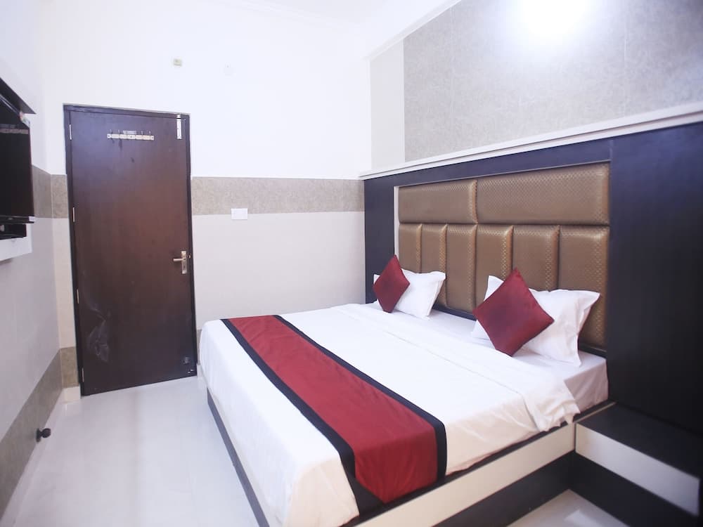 OYO 17006 Hotel Girnar