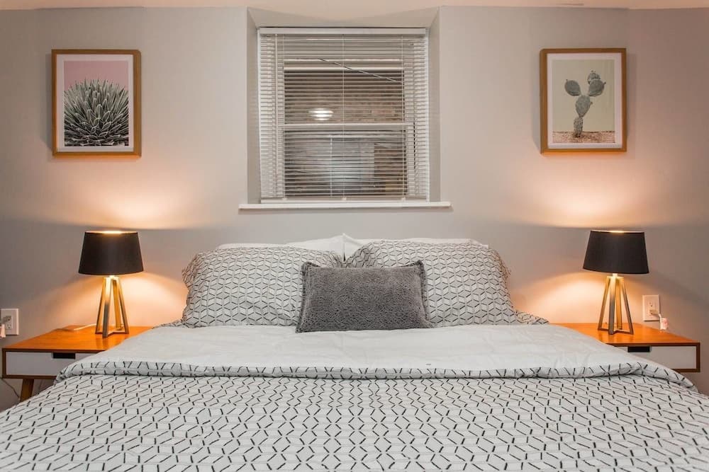 Mid Century Gem Comfort, Close to Train 3bd