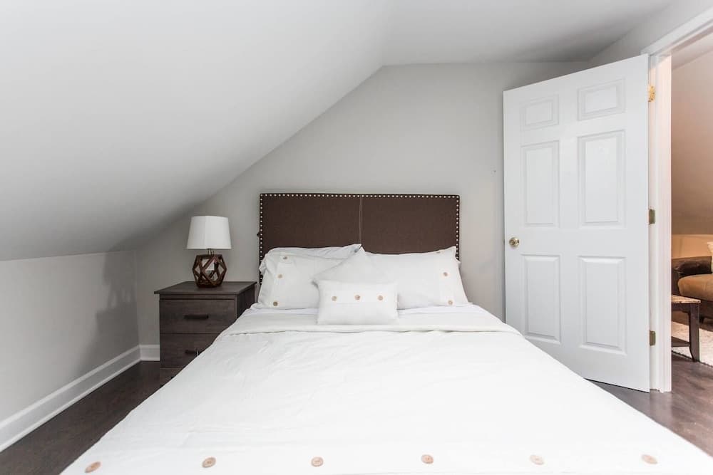 Unique Wrigleyville Gem