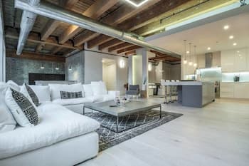 Spacious & Private 3 BDR Luxury Condo in Downtown