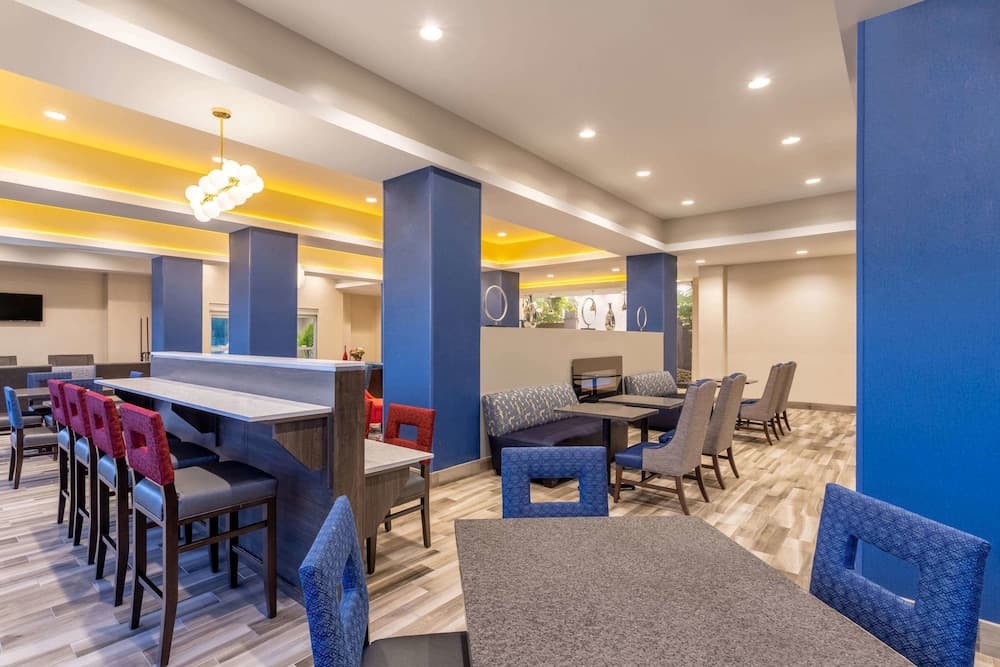 La Quinta Inn & Suites by Wyndham Bloomington