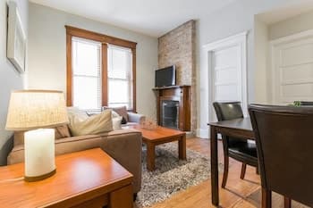 Windy City Wanderer - Depaul, Train, Wrigley Field