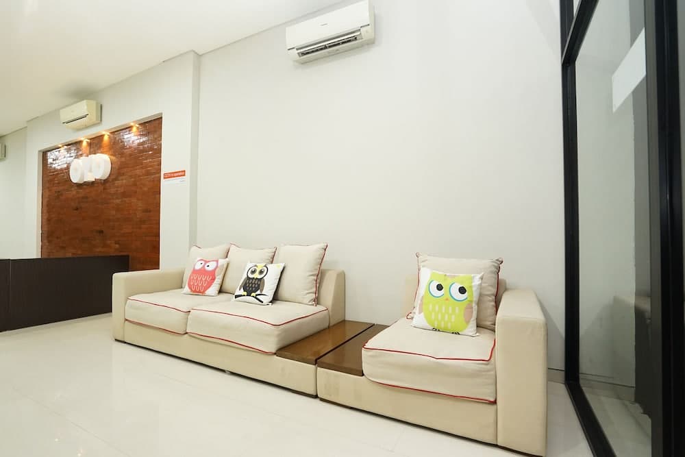 Capital O 449 The Colins