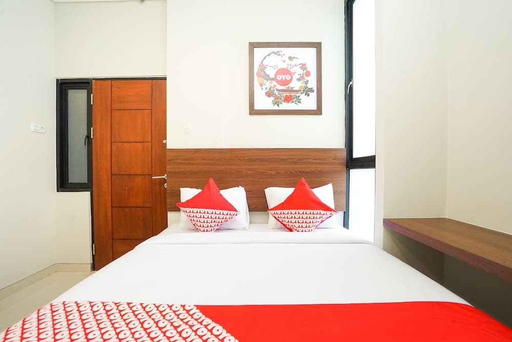 Capital O 449 The Colins