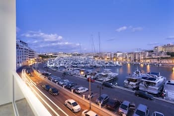 Luxury 3BR Apartment With Marina Views