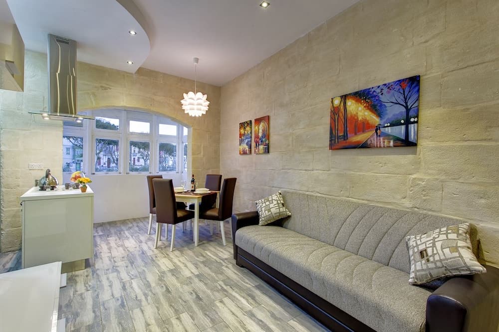 Charming Seafront House In Kalkara