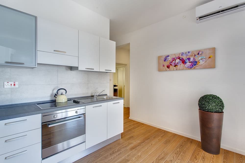 Modern Sea-view Apartment in a Prime Location