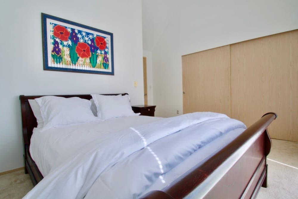 Heart of Ballard Stylish Airy Penthhouse