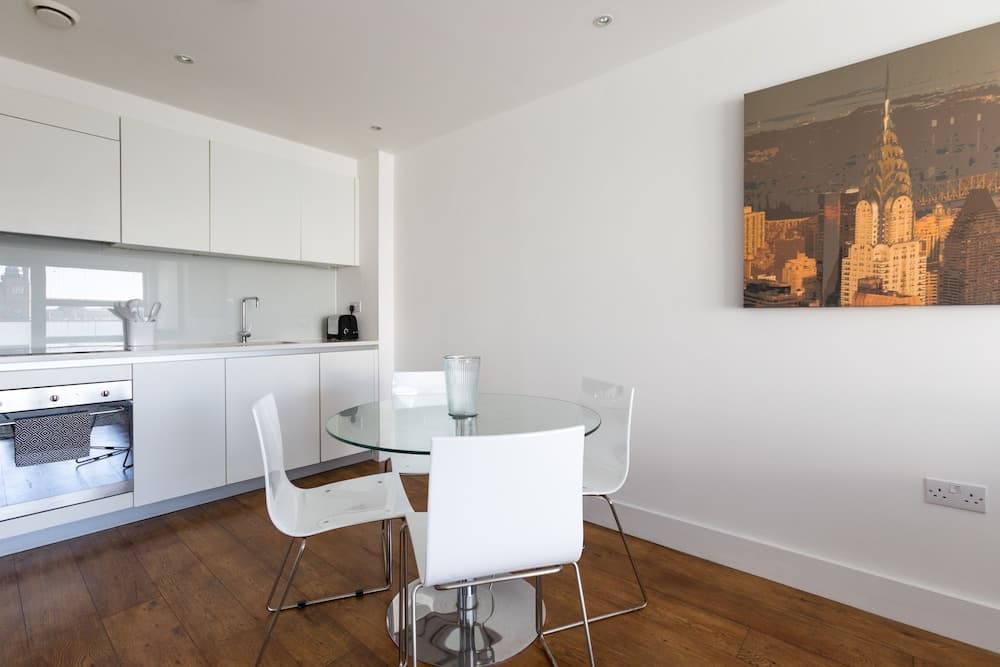 Luxury 2-bed Flat, Parking and Close to the Tube