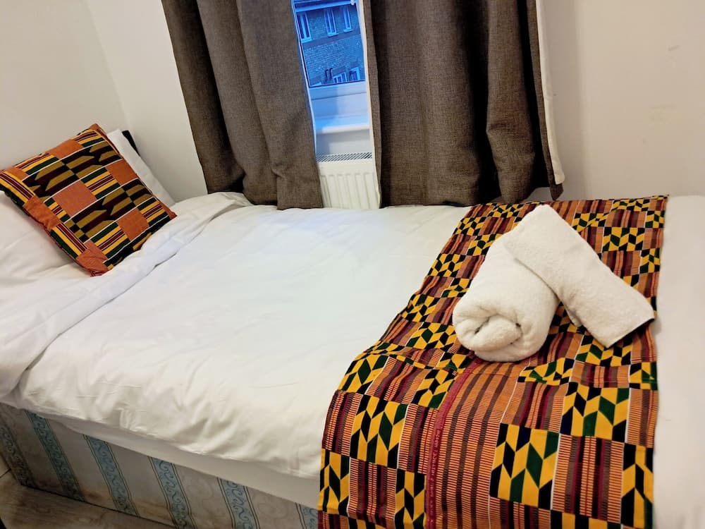 Modern & Spacious - Walk to London Excel- Parking