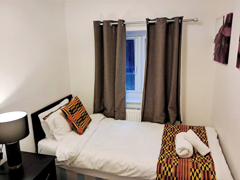 Modern & Spacious - Walk to London Excel- Parking