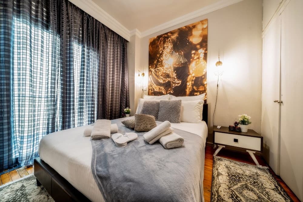 Corona Deluxe Apt Must