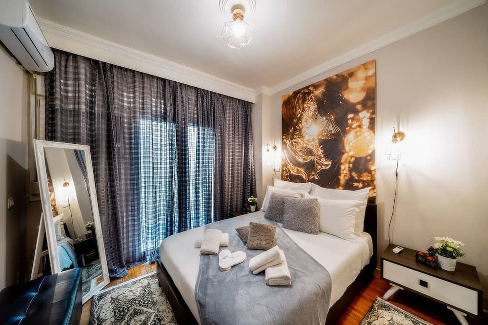 Corona Deluxe Apt Must