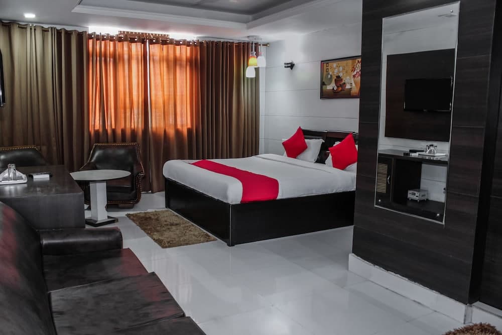 OYO 15715 Royal AR RESIDENCY