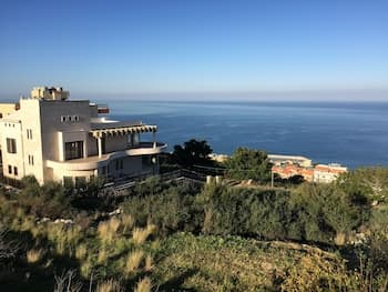 Quiet Comfy and Epic Seaview