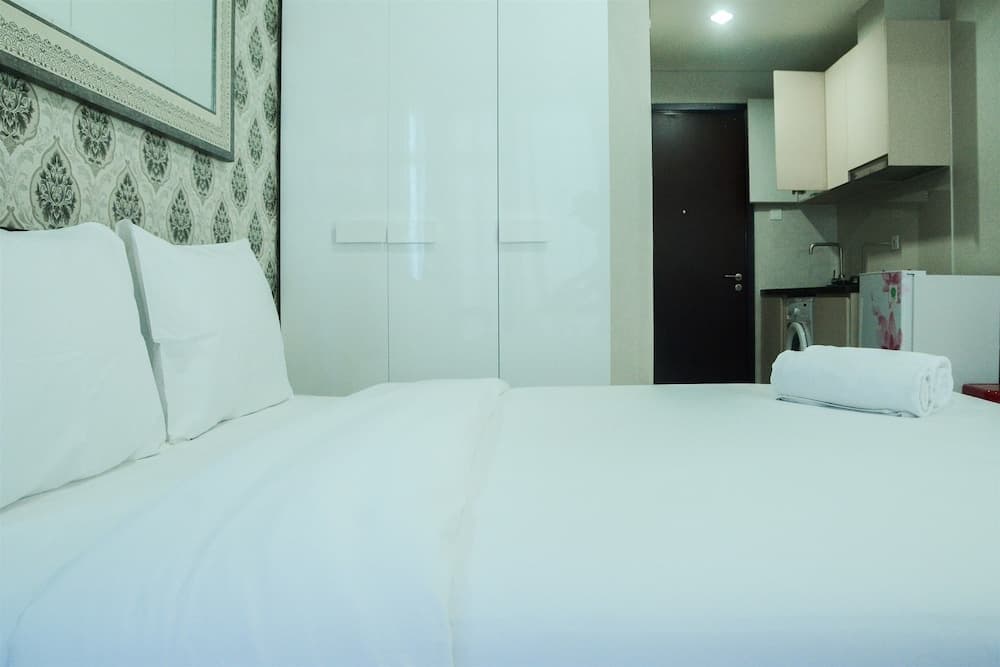 Modern City View Studio Apartment at Puri Mansion