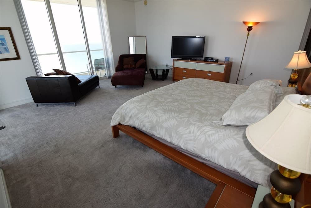 Amazing 4 Bedrooms, 5 Bath + Den Penthouse At La Perla