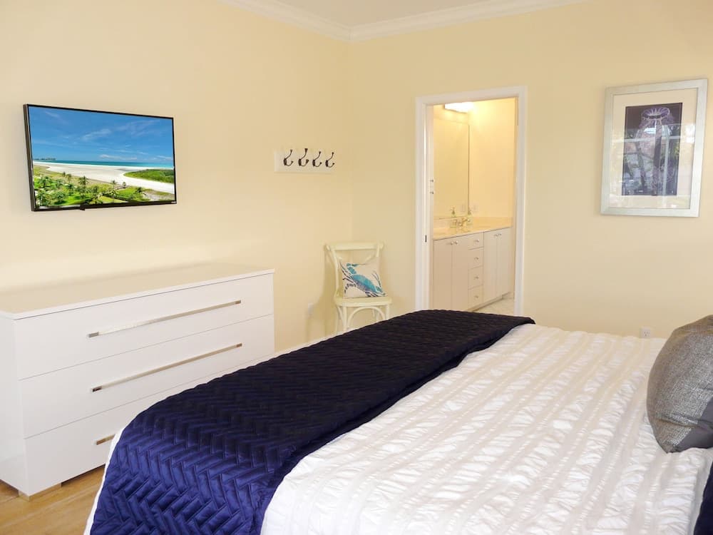 Luxuriously Furnished Waterfront Home With Pool/spa