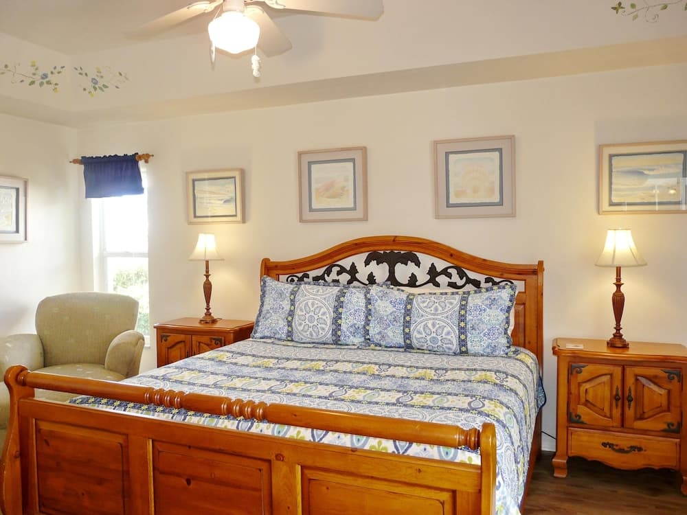 Inviting, Quiet Home in With Pool and Steps to Beach