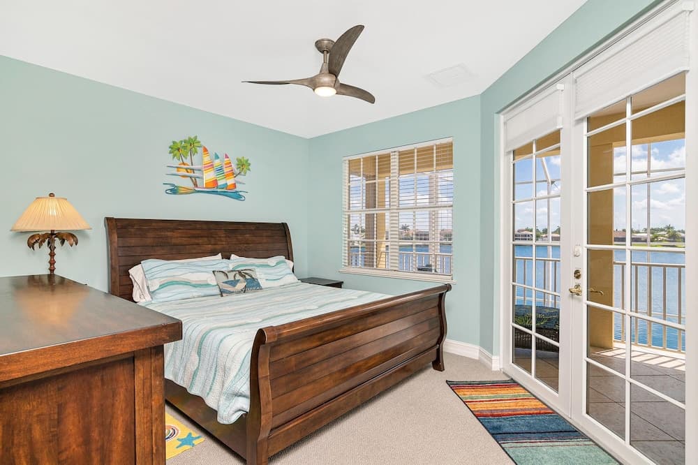 Waterfront Home With Pool, spa and 2nd Floor Balcony