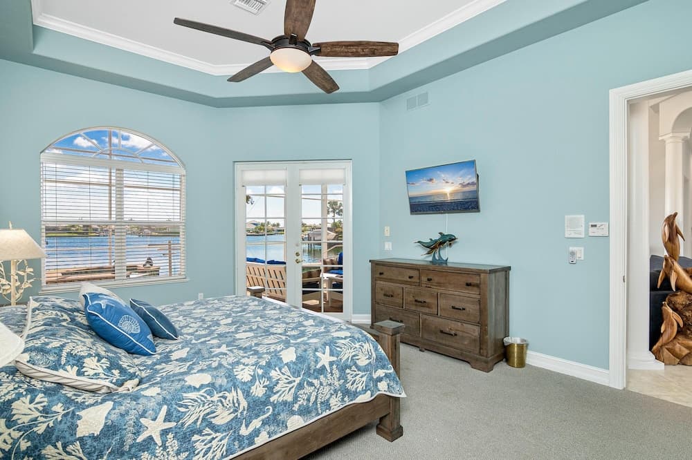 Waterfront Home With Pool, spa and 2nd Floor Balcony