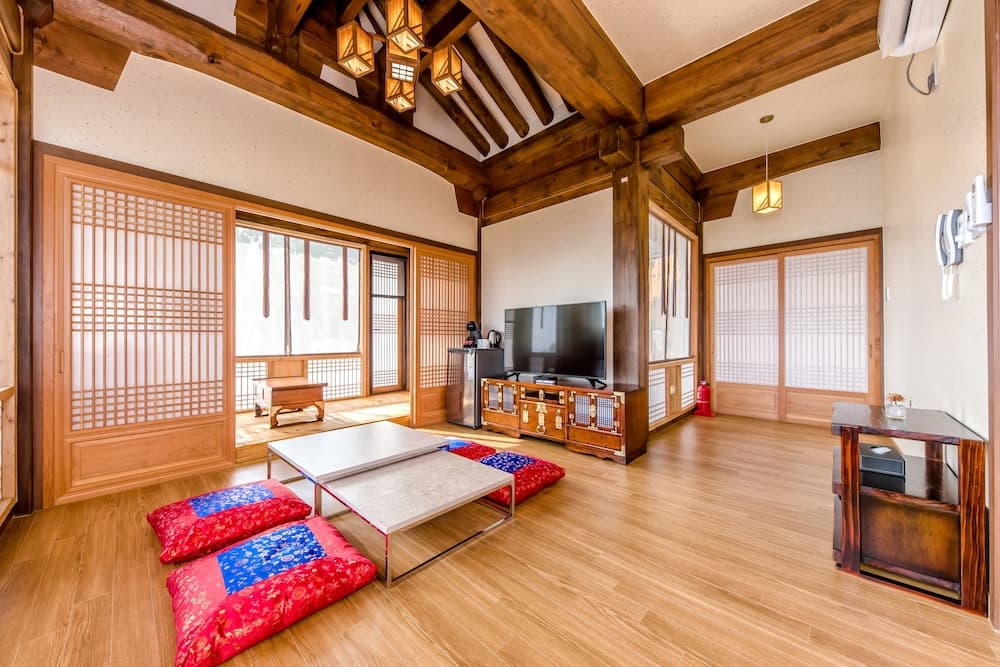 Jeju Hanok Hotel Hallagung