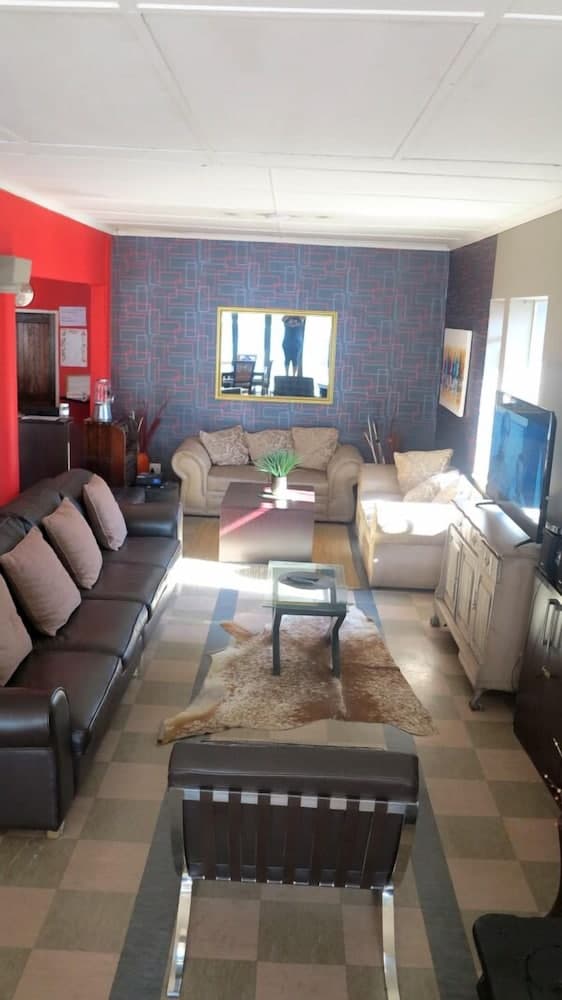 Umgwezi Lodge And Backpackers