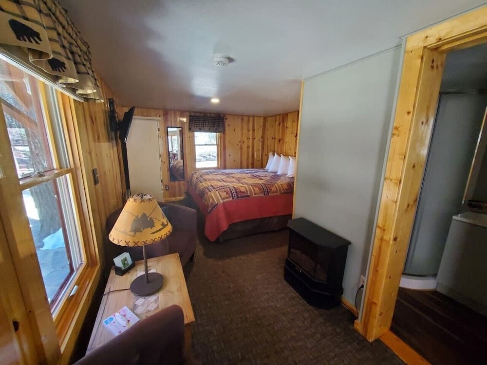 Swiftcurrent Lodge and Cottages by the River