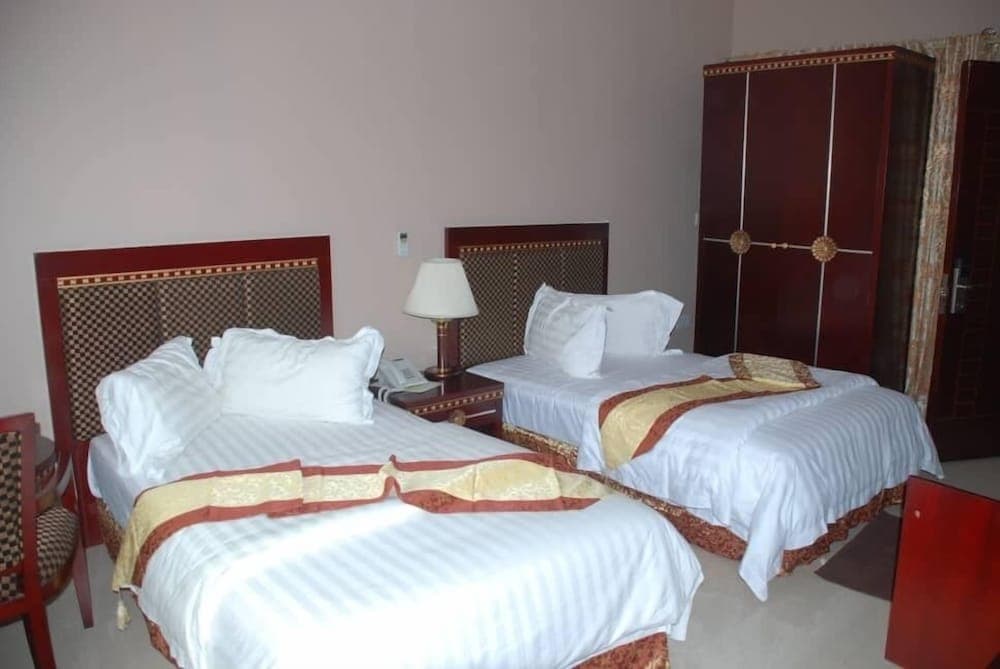 Obaa'S Golden Plaza Hotel