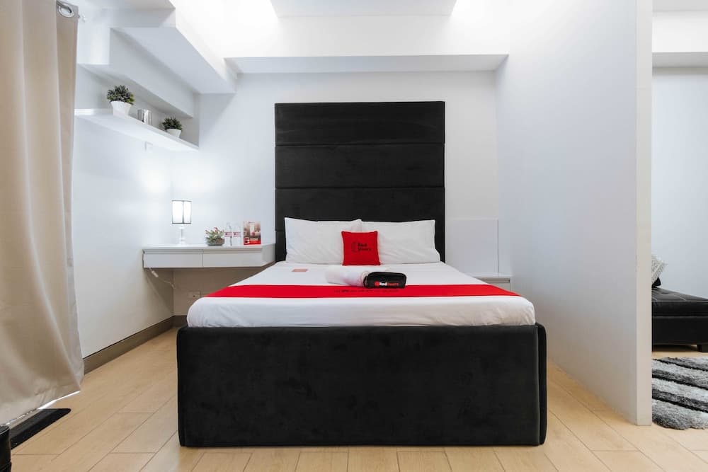 RedDoorz Premium @ Venice Luxury BGC 2