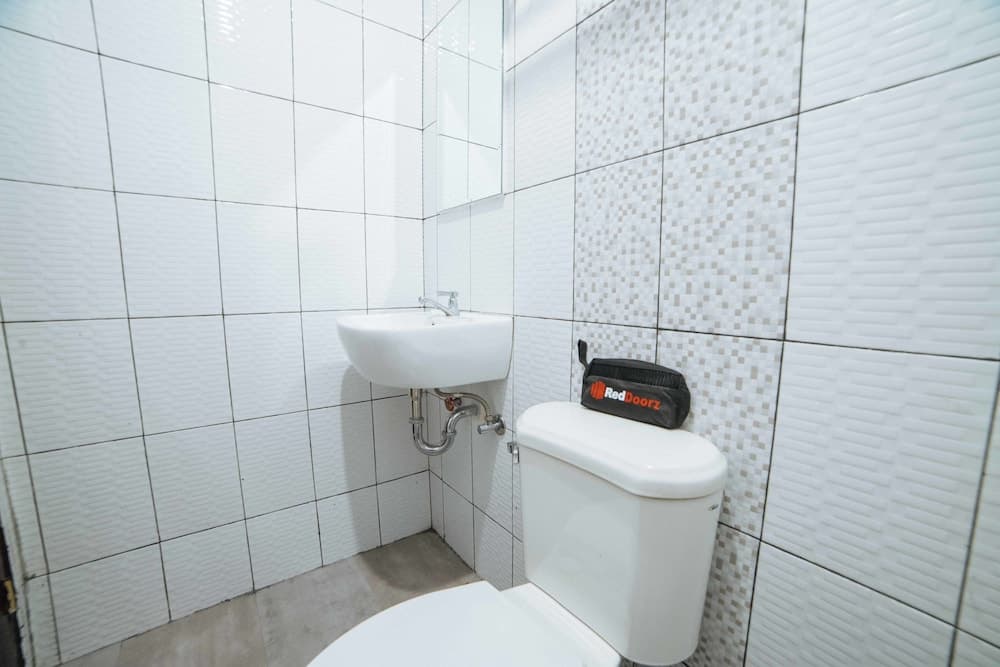 RedDoorz @ Traveler's Inn Bajada Davao