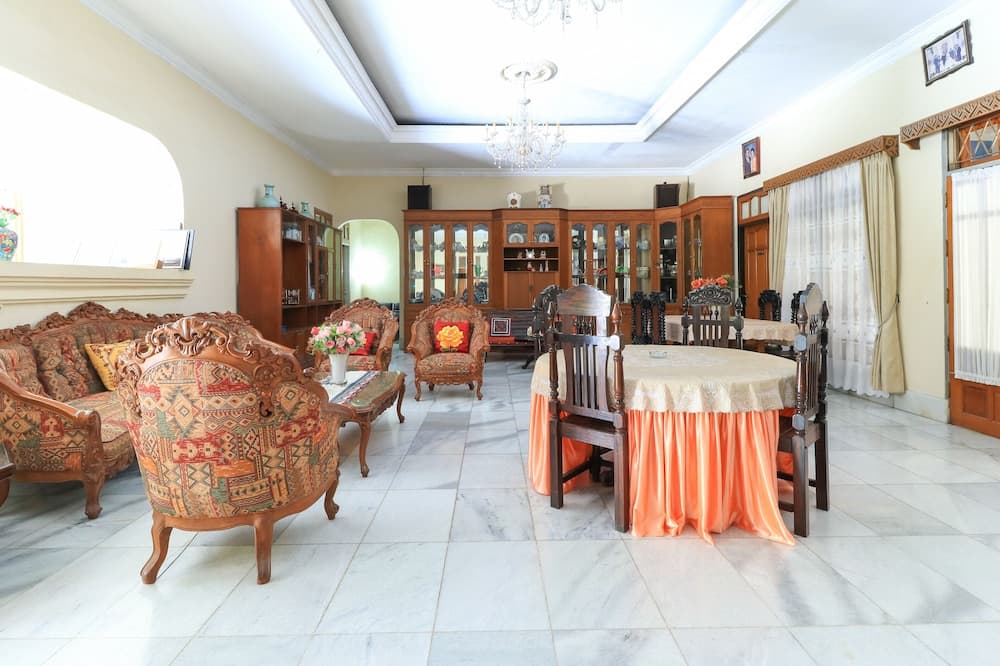 Andrin Daspatt Hotel