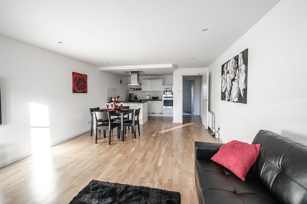 Orange Apartments - 22 Polmuir Gardens LTD