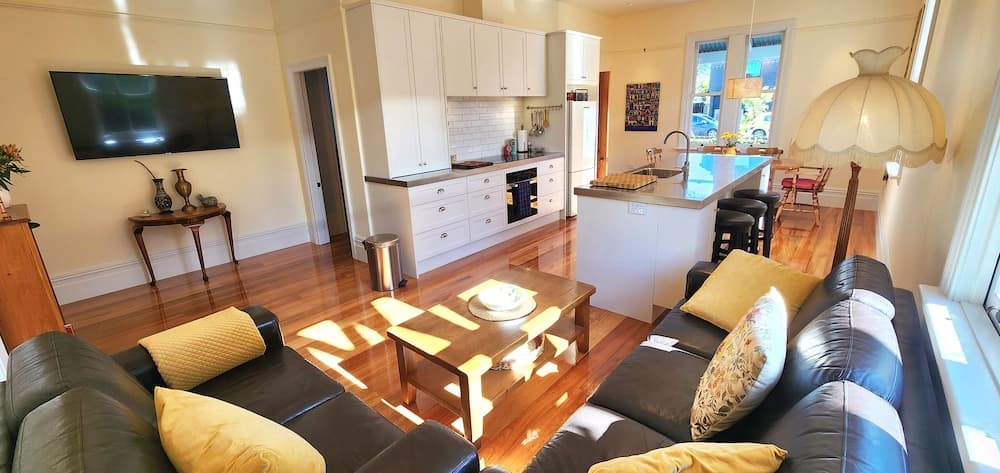 Rewa House ~ city home, 3 bedrooms, walk to CBD