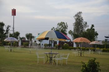 Silver Oak Country Yard