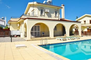 Villa Thornburry by Amy Villas